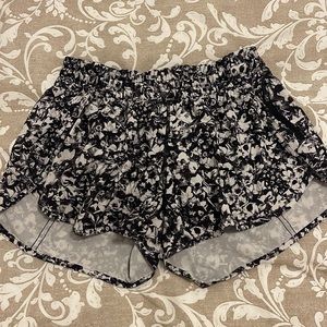 Lululemon black and white floral Tracker V running shorts - Size 10